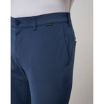 Bukas si Travis Mathew upang isara ang Tech Chino Golf Pants - Dress Blues